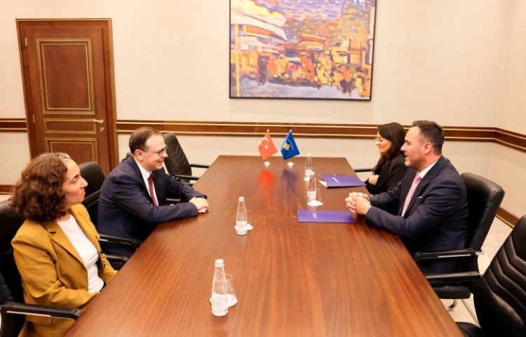 Konjufca pret në takim lamtumirës ambasadorin turk
