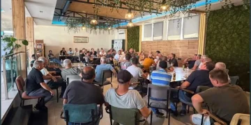 Shoqata e Qumështoreve kërkon ndalimin e vajit të palmës në industrinë e qumështit: Po dëmton fermerët dhe konsumatorët