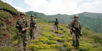 KFOR: Ushtarët amerikanë vazhdojnë patrullimet përgjatë kufirit me Serbinë