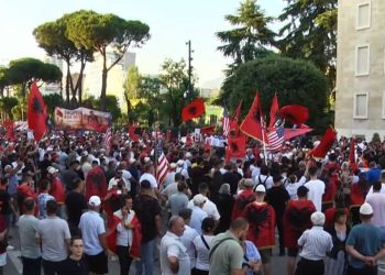 “Dorëheqje”, protestuesit marshojnë nga sheshi “Skënderbej” drejt Kryeministrisë
