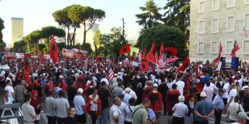 “Dorëheqje”, protestuesit marshojnë nga sheshi “Skënderbej” drejt Kryeministrisë