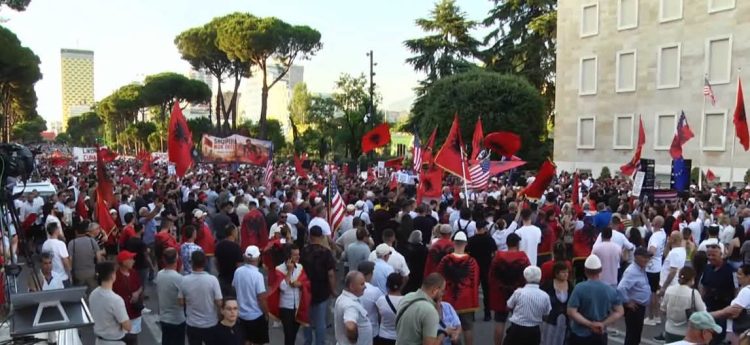 “Dorëheqje”, protestuesit marshojnë nga sheshi “Skënderbej” drejt Kryeministrisë