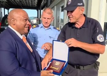 Policët kosovarë i çojnë të fala Trumpit, i japin dhurata pastorit amerikan