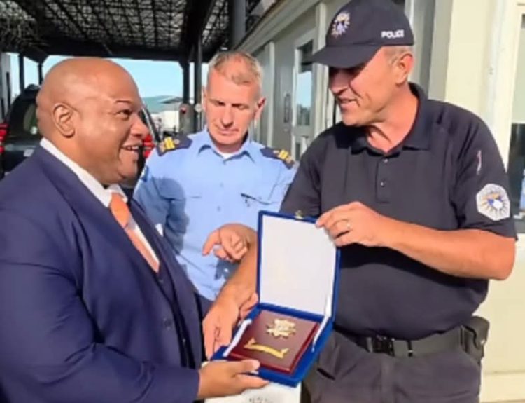 Policët kosovarë i çojnë të fala Trumpit, i japin dhurata pastorit amerikan