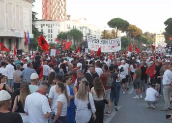 42 ditë protestë sot, qytetarët mbajnë fjalimet para Kryeministrisë