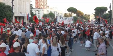 42 ditë protestë sot, qytetarët mbajnë fjalimet para Kryeministrisë