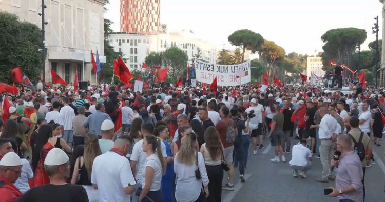 42 ditë protestë sot, qytetarët mbajnë fjalimet para Kryeministrisë