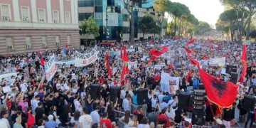 Vijon dita e 43 e protestës qytetare në Tiranë