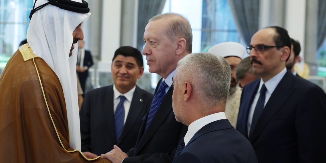 Presidenti Erdogan mbërrin në Katar për të shprehur ngushëllime pas vdekjes së ish-emirit