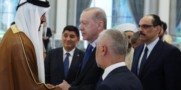 Presidenti Erdogan mbërrin në Katar për të shprehur ngushëllime pas vdekjes së ish-emirit