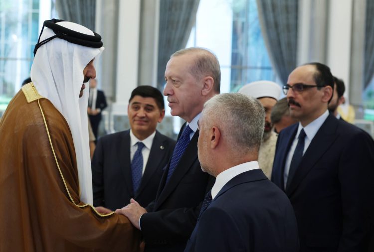 Presidenti Erdogan mbërrin në Katar për të shprehur ngushëllime pas vdekjes së ish-emirit