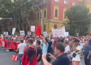 Dita e 49-të e protestës, qytetarët nisin marshimin nga sheshi “Skënderbej” drejt Kryeministrisë