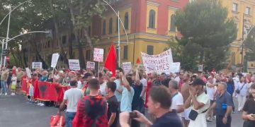 Dita e 49-të e protestës, qytetarët nisin marshimin nga sheshi “Skënderbej” drejt Kryeministrisë