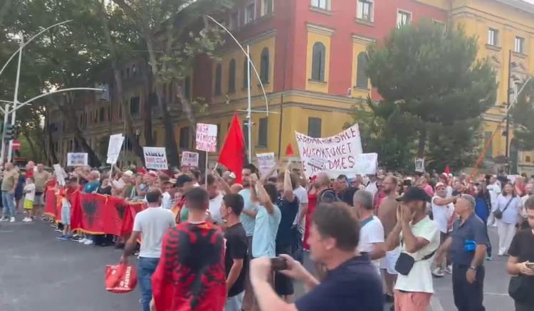 Dita e 49-të e protestës, qytetarët nisin marshimin nga sheshi “Skënderbej” drejt Kryeministrisë