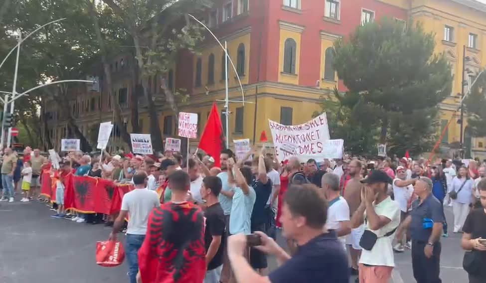 Dita e 49-të e protestës, qytetarët nisin marshimin nga sheshi “Skënderbej” drejt Kryeministrisë
