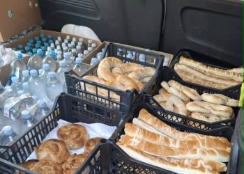 Ambasada e Kosovës në Kroaci shpërndan ujë dhe pako ushqimore bashkatdhetarëve në kufi