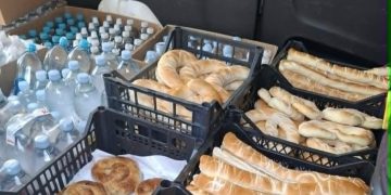 Ambasada e Kosovës në Kroaci shpërndan ujë dhe pako ushqimore bashkatdhetarëve në kufi