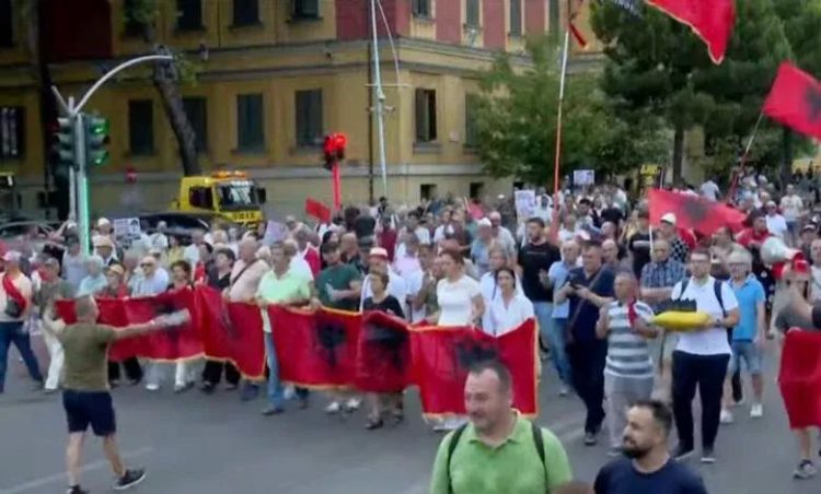52 ditë protesta në Tiranë, aktivistët kërkojnë ndryshime politike
