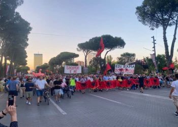 Protesta e 56-të radhazi për Zvërnecin në Tiranë