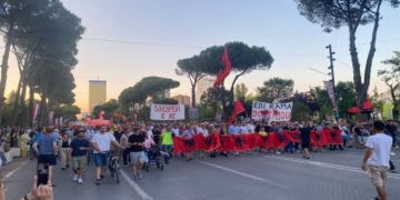Protesta e 56-të radhazi për Zvërnecin në Tiranë