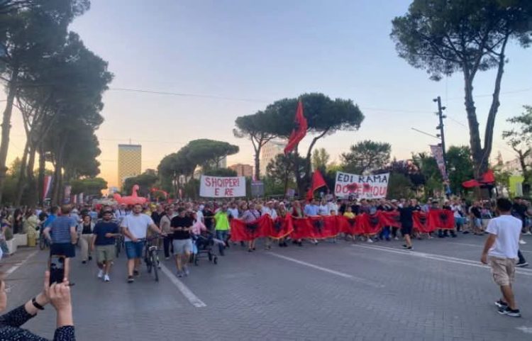 Protesta e 56-të radhazi për Zvërnecin në Tiranë