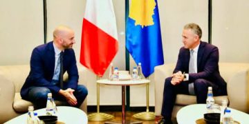 Ministri francez për Evropë mbërrin në Prishtinë, Zulfaj i uroi mirëseardhje