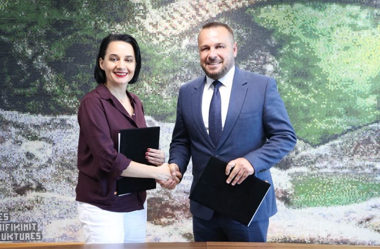 Pacolli dhe Maqedonci nënshkruajnë marrëveshje për mbrojtjen e mjedisit