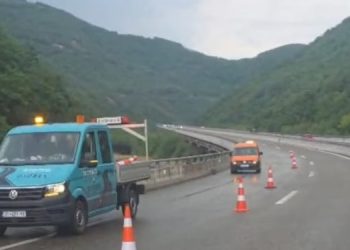 Largohet uji i grumbulluar në autostradën “Arbën Xhaferi”, qarkullimi rikthehet normalisht