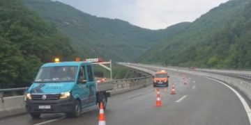 Largohet uji i grumbulluar në autostradën “Arbën Xhaferi”, qarkullimi rikthehet normalisht