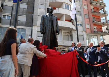 Në Klinë u përurua shtatorja e ish-presidentit Ibrahim Rugova