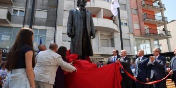Në Klinë u përurua shtatorja e ish-presidentit Ibrahim Rugova