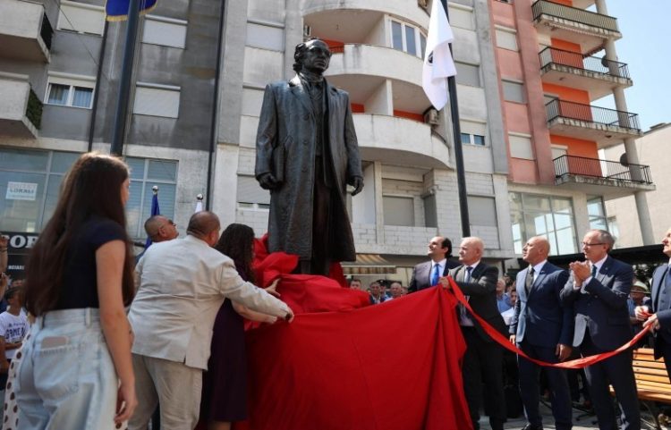 Në Klinë u përurua shtatorja e ish-presidentit Ibrahim Rugova