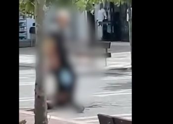 Momenti i përleshjes në Podujevë, qytetari shihet me armë në dorë, ndërhyn policia (18+)
