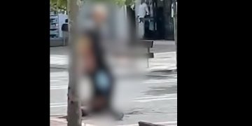 Momenti i përleshjes në Podujevë, qytetari shihet me armë në dorë, ndërhyn policia (18+)