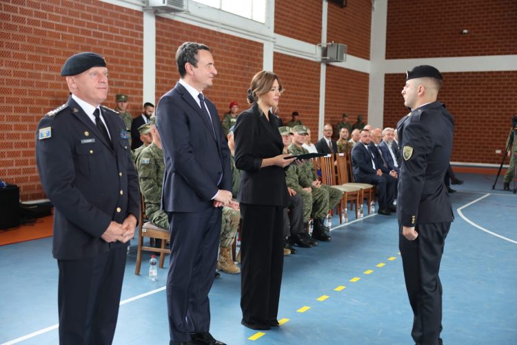 12 kadetë të FSK-së diplomojnë dhe betohen si oficerë të rinj