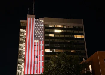 Me ngjyrat e flamurit amerikan u ndriçu ndertesa e Qeverisë, ndërsa Kurti uroi SHBA-në me rastin e 250-vjetorit të Pavarësisë