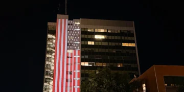 Me ngjyrat e flamurit amerikan u ndriçu ndertesa e Qeverisë, ndërsa Kurti uroi SHBA-në me rastin e 250-vjetorit të Pavarësisë