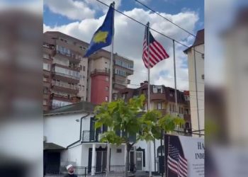 Imami ngre flamurin amerikan në xhaminë në Prishtinë (VIDEO)
