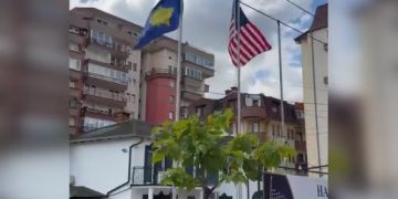 Imami ngre flamurin amerikan në xhaminë në Prishtinë (VIDEO)