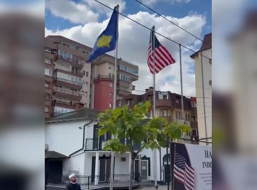 Imami ngre flamurin amerikan në xhaminë në Prishtinë (VIDEO)