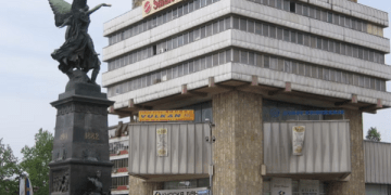 “Mos blini te shqiptarët”, kërkohet reagim nga shteti i Serbisë për posterët kundër shqiptarëve në Krushevc