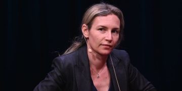 “Mbështetje për protestat”/ Lea Ypi shpërndan letrën e hapur të diasporës shqiptare: Kërkohet transparencë