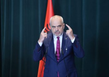 “Kundërshtarëve të mi”, Rama poston vjershën e Dritëro Agollit: Ju aq baltë po hidhni mbi mua…