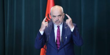 “Kundërshtarëve të mi”, Rama poston vjershën e Dritëro Agollit: Ju aq baltë po hidhni mbi mua…