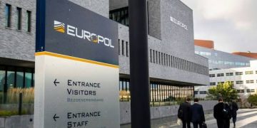Skandali ndërkombëtar, zbulohet nga Europol rrjeti i burrave që drogonin gratë e tyre e më pas i dhunonin