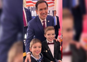 Marco Rubio fotografohet me dy fëmijë kosovarë në festën e Pavarësisë së ShBA