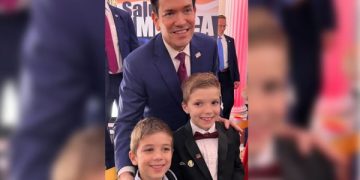 Marco Rubio fotografohet me dy fëmijë kosovarë në festën e Pavarësisë së ShBA