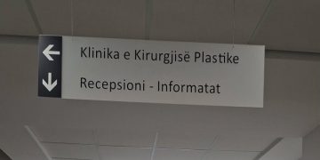 QKUK:136 ndërhyrje për rindërtimin e gjirit, pa pritje dhe me implante falas
