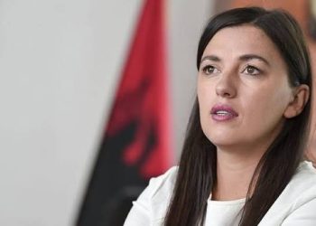 Albulena Haxhiu përkujton gjyshin e saj, bashkëthemeluesin e UÇK-së, Ahmet Haxhiun