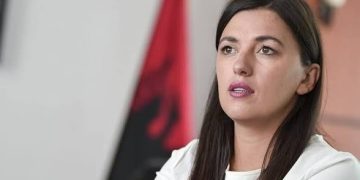 Albulena Haxhiu përkujton gjyshin e saj, bashkëthemeluesin e UÇK-së, Ahmet Haxhiun